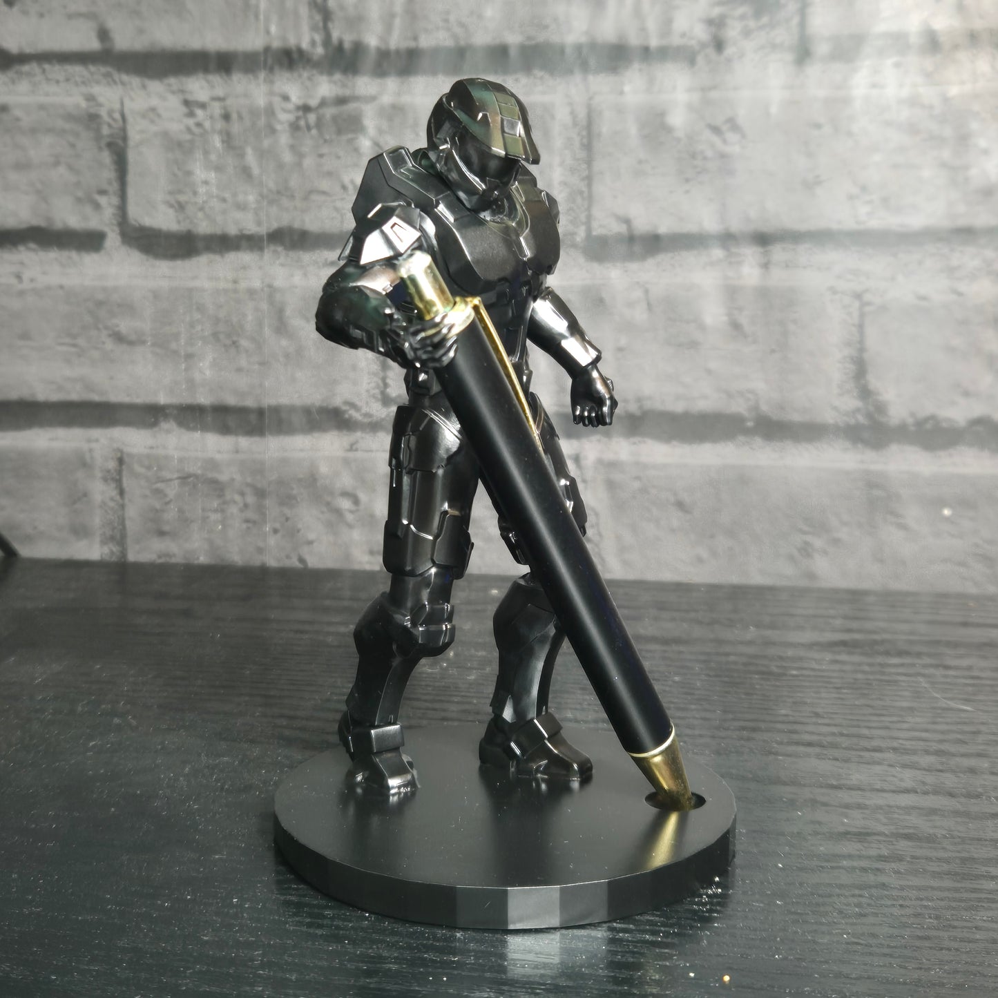 Halo Master Chief Pen Holder | Gamer Desk Ornament | Sci-Fi Office Decor | Gift for Halo Fans | Desk Organizer