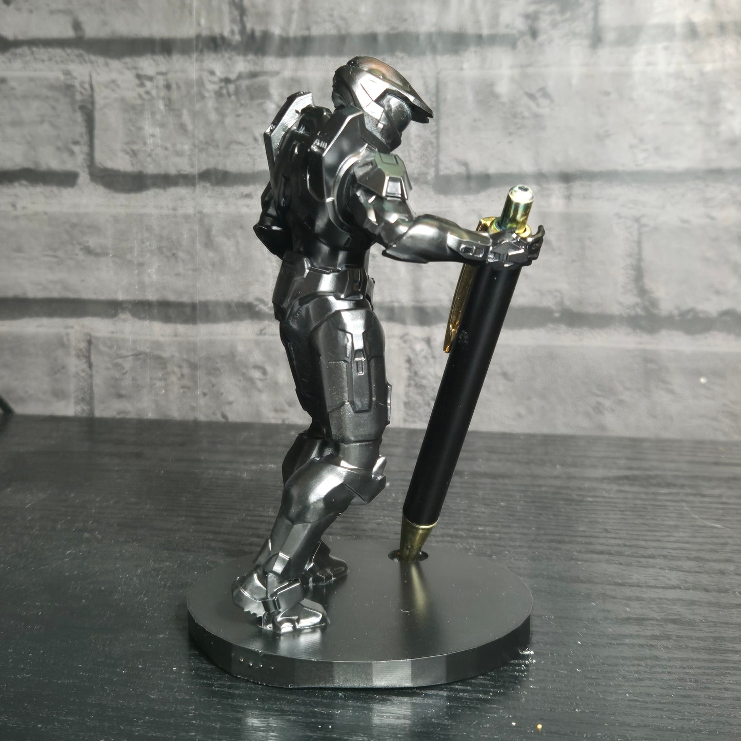 Halo Master Chief Pen Holder | Gamer Desk Ornament | Sci-Fi Office Decor | Gift for Halo Fans | Desk Organizer