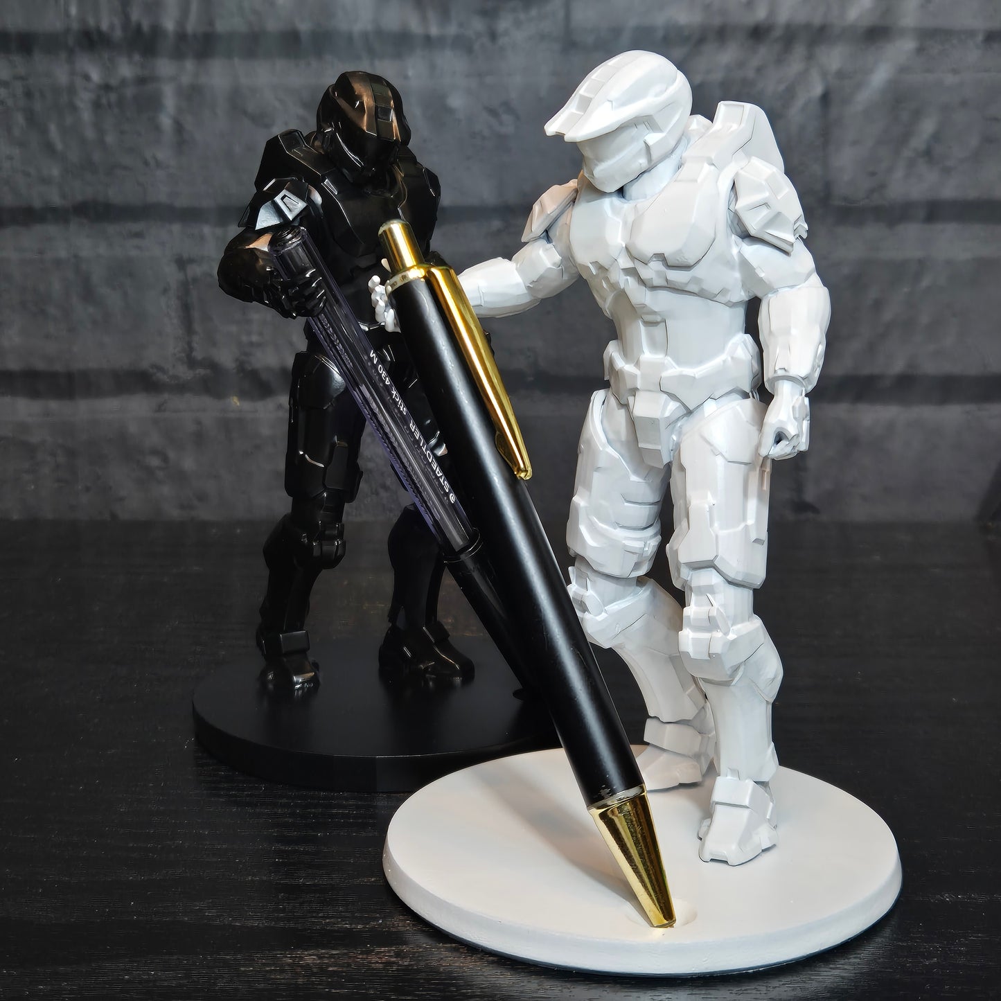 Halo Master Chief Pen Holder | Gamer Desk Ornament | Sci-Fi Office Decor | Gift for Halo Fans | Desk Organizer