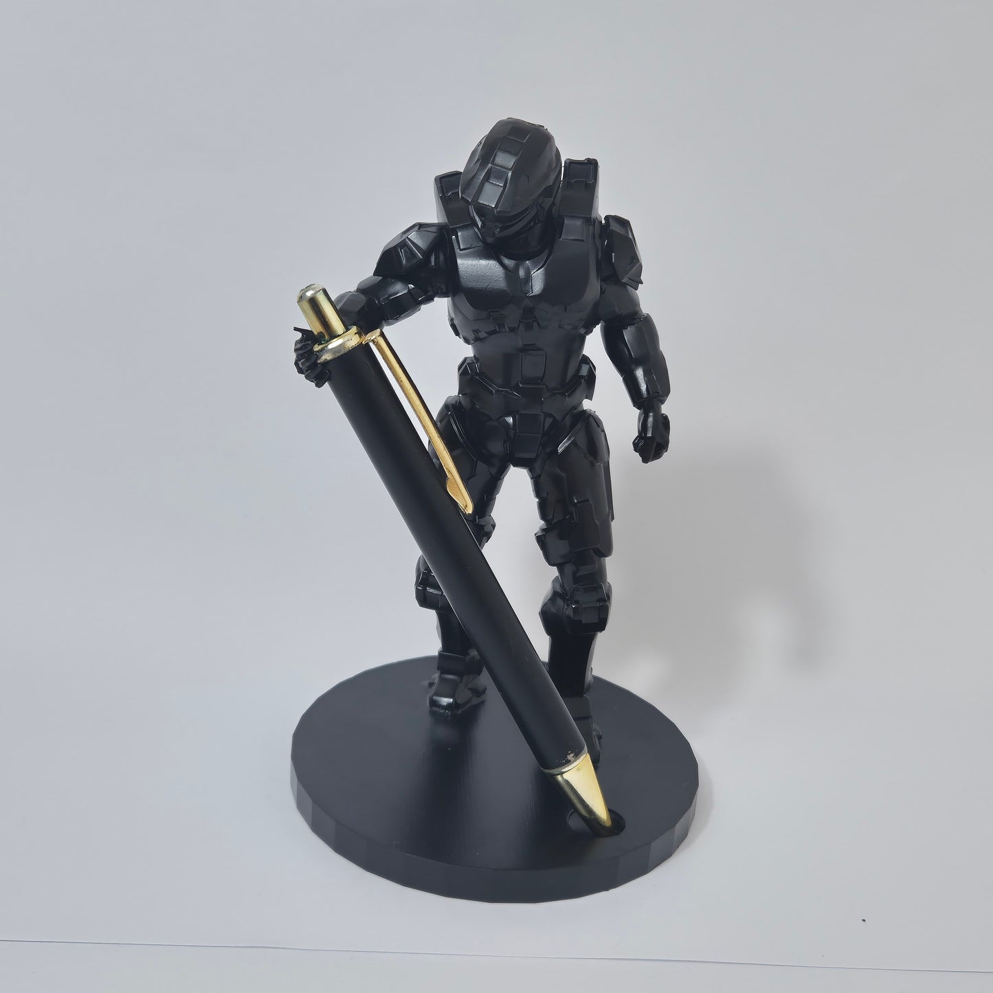 Halo Master Chief Pen Holder | Gamer Desk Ornament | Sci-Fi Office Decor | Gift for Halo Fans | Desk Organizer