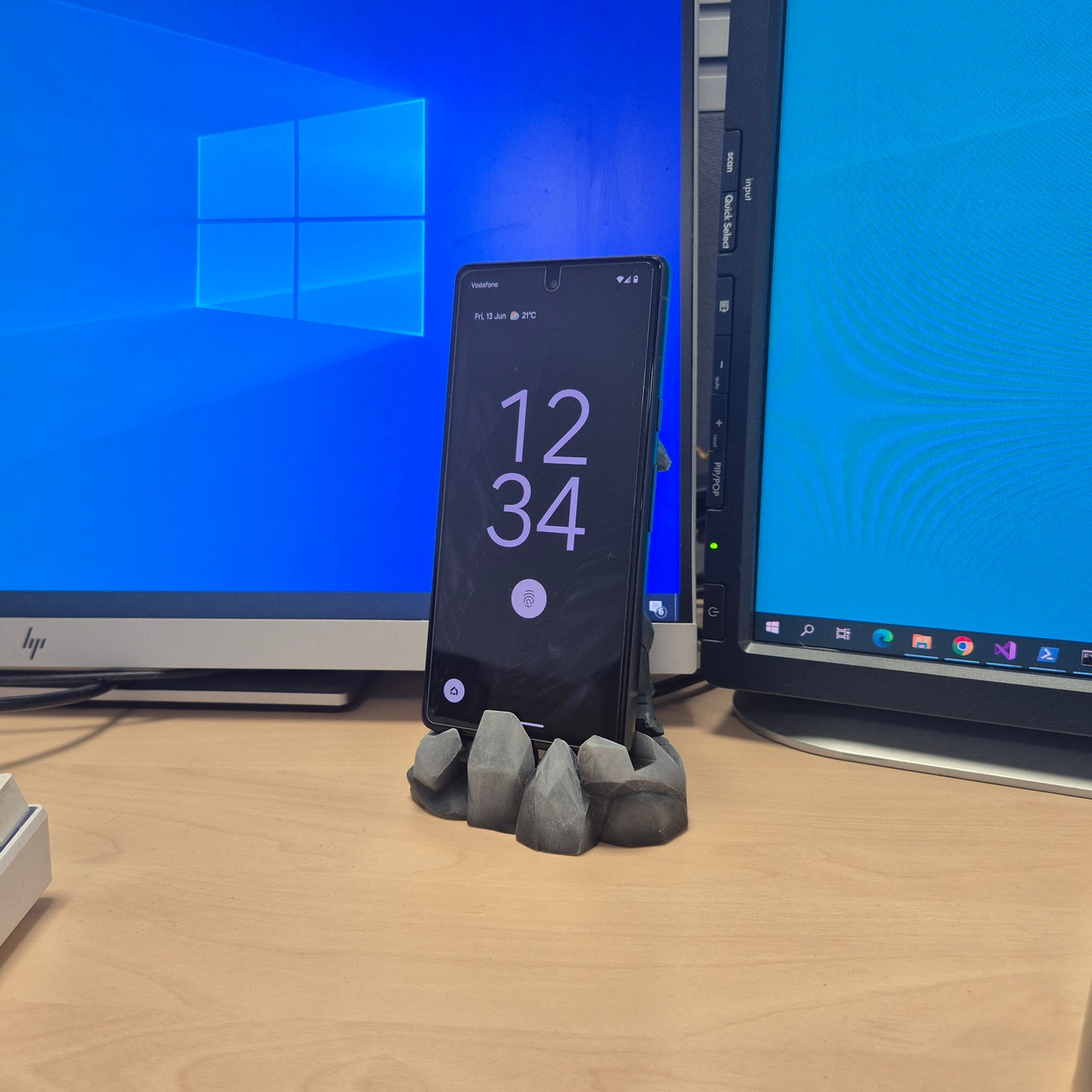 Halo Master Chief Phone Stand | Gamer Desk Gift | Phone Stand | Gift for Halo Fans | Desk Organizer