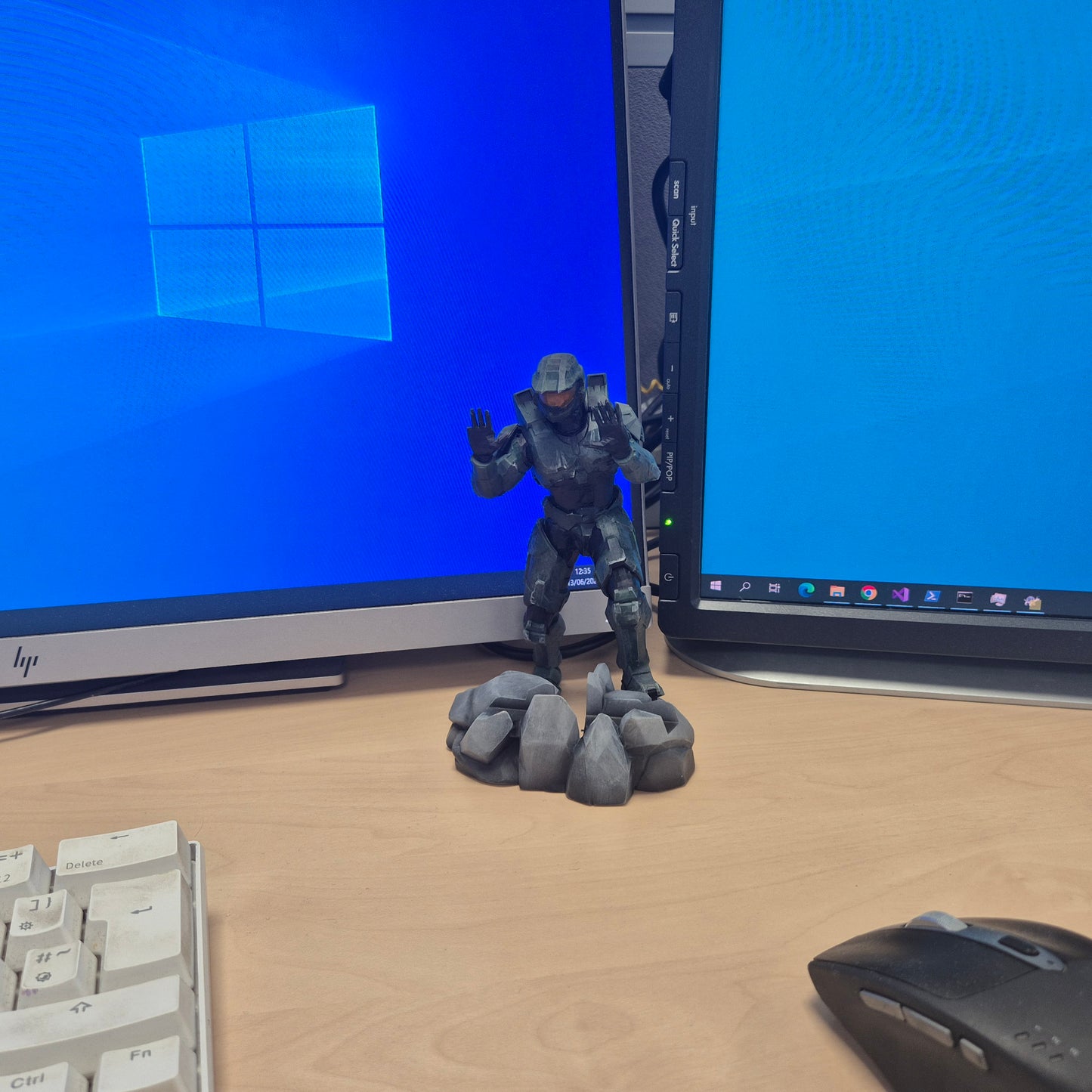 Halo Master Chief Phone Stand | Gamer Desk Gift | Phone Stand | Gift for Halo Fans | Desk Organizer