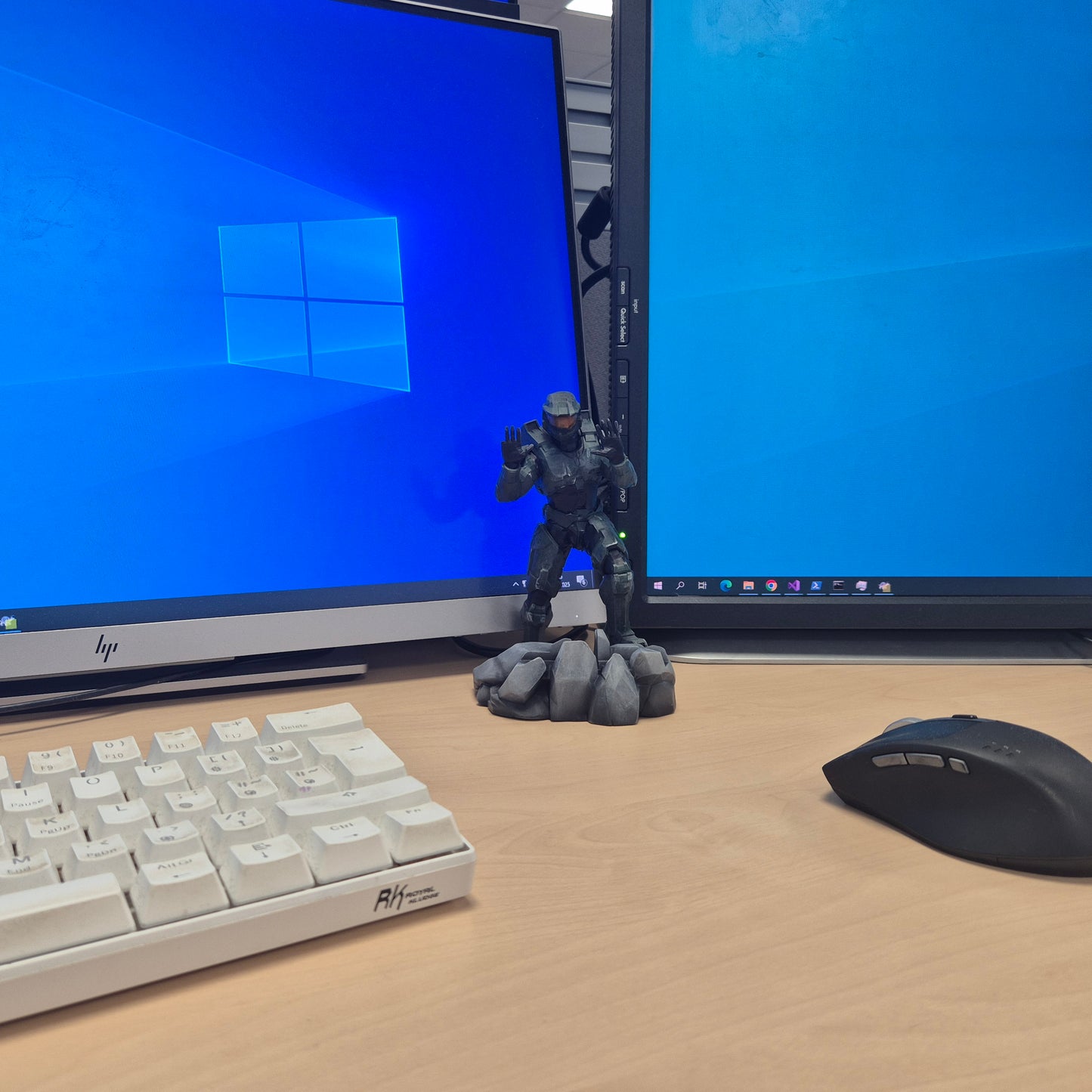 Halo Master Chief Phone Stand | Gamer Desk Gift | Phone Stand | Gift for Halo Fans | Desk Organizer